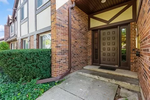 411 Ramblewood Dr #B, Glen Ellyn, IL 60137