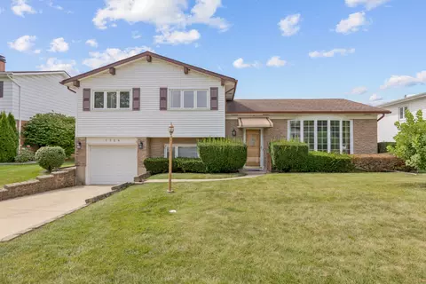 1324 N Columbine Dr, Mount Prospect, IL 60056