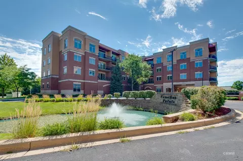 1200 N Foxdale Dr #303, Addison, IL 60101