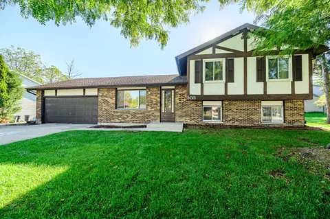 303 N Park Blvd, Streamwood, IL 60107