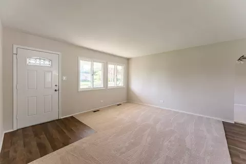 680 Evergreen Ln, Hoffman Estates, IL 60169 photo 2