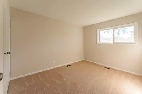 680 Evergreen Ln, Hoffman Estates, IL 60169 photo 9