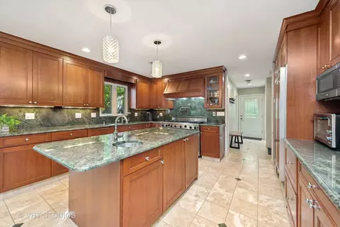 1607 Hertel Ln, Deerfield, IL 60015 photo 12