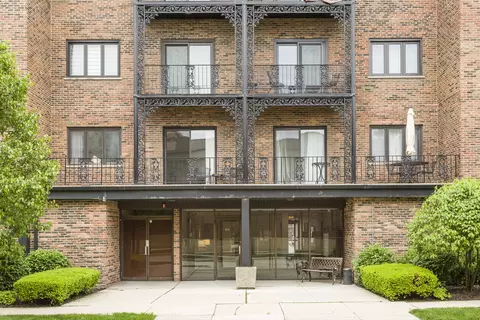 414 Clinton Pl #602, River Forest, IL 60305