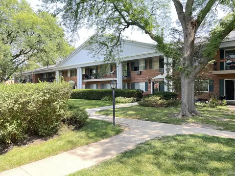2403 S Goebbert Rd #106, Arlington Heights, IL 60005