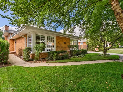 634 N Dee Rd, Park Ridge, IL 60068