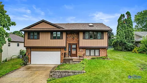 873 Pleasant St, Woodstock, IL 60098