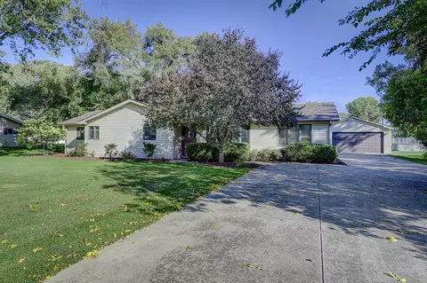 820 W Arlington Ln, Crete, IL 60417