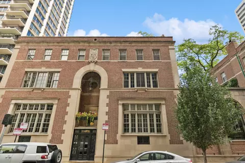 50 W Schiller St #2H, Chicago, IL 60610