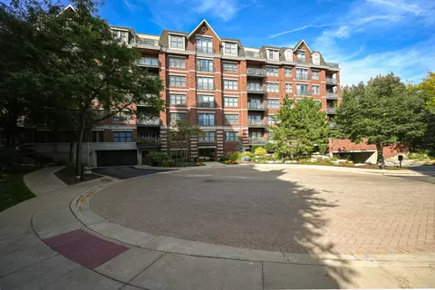 255 E Liberty Dr #705, Wheaton, IL 60187 photo 2