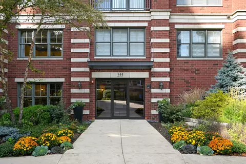 255 E Liberty Dr #705, Wheaton, IL 60187