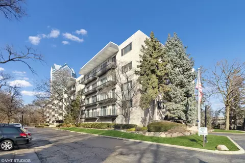 1 S150 Spring Rd #4E, Oakbrook Terrace, IL 60181