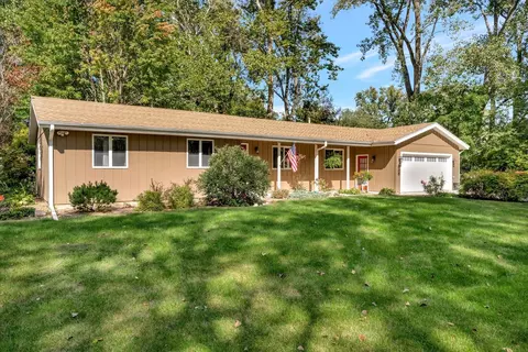 808 Riverside Dr, Mahomet, IL 61853