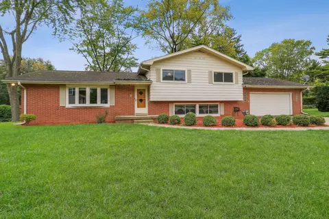 5 Bel Air Ct, Champaign, IL 61820