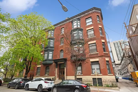 122 W Delaware Pl #4W, Chicago, IL 60610