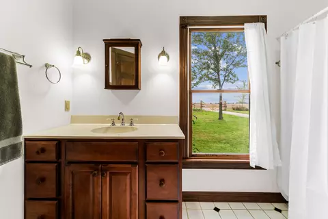 Bath - 3104 E Delite Inn Rd, Beecher, IL 60401 photo 2 of 5