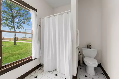 Bath - 3104 E Delite Inn Rd, Beecher, IL 60401 photo 3 of 5