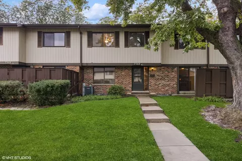 7348 Winthrop Way #4, Downers Grove, IL 60516