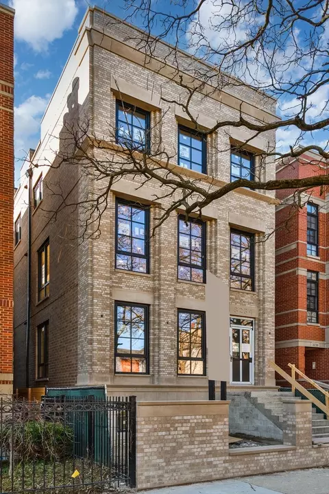 3234 N Kenmore Ave #1, Chicago, IL 60657