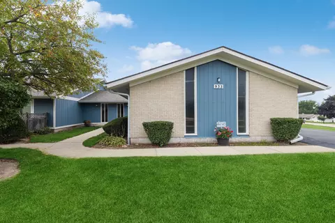 933 Wiltshire Dr #A, Mchenry, IL 60050