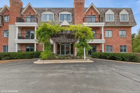 153 E Laurel Ave #306, Lake Forest, IL 60045