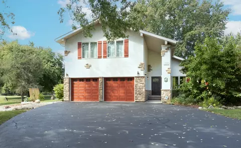 219 N Shannon Dr, Woodstock, IL 60098