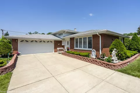 9834 S 52nd Ave, Oak Lawn, IL 60453