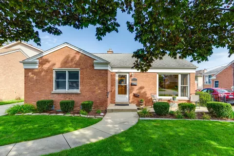 6950 W Cleveland St, Niles, IL 60714