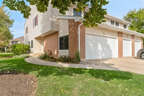 1040 Pine Tree Cir N, Buffalo Grove, IL 60089