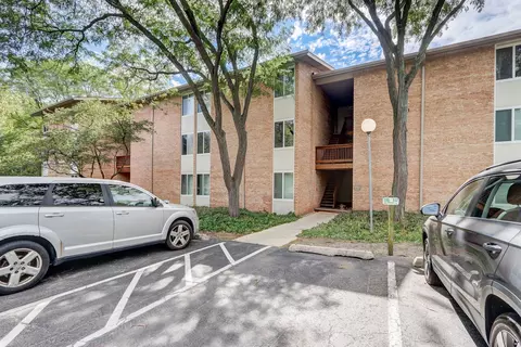 5825 Oakwood Dr #C, Lisle, IL 60532