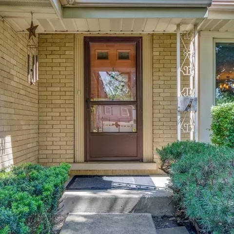 2012 E Wintergreen Ave, Mount Prospect, IL 60056 photo 2