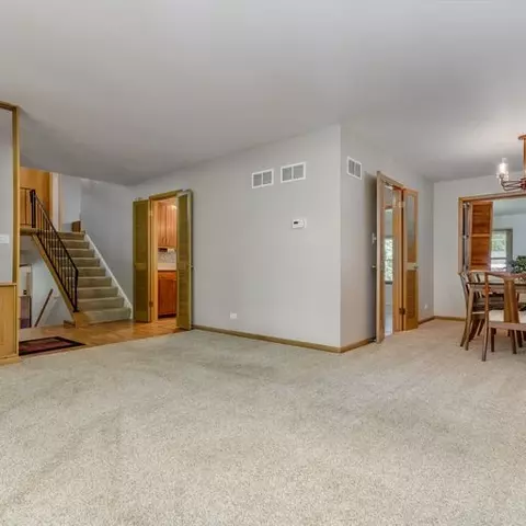 2012 E Wintergreen Ave, Mount Prospect, IL 60056 photo 4