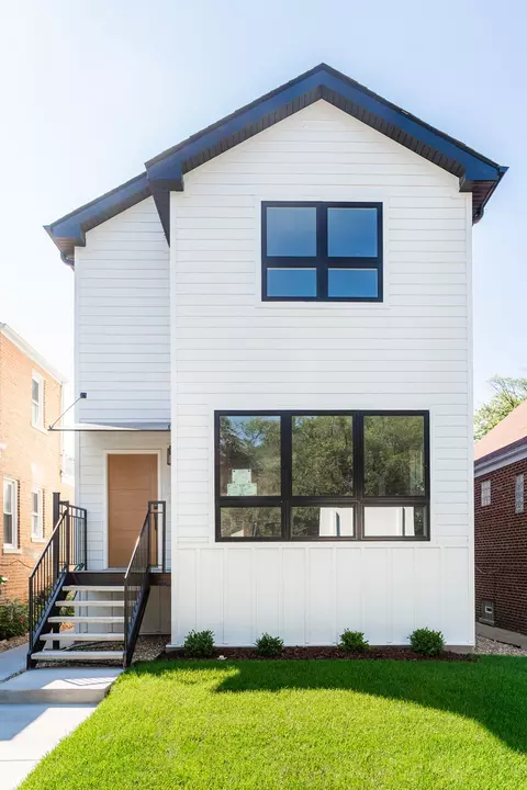 8121 W Forest Preserve Dr, Chicago, IL 60634