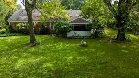 2 S356 Seneca Dr, Wheaton, IL 60189 photo 2
