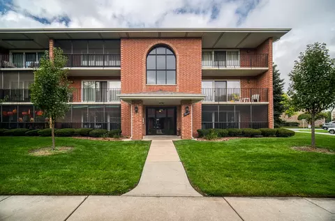 5033 W Circle Dr #103, Crestwood, IL 60445