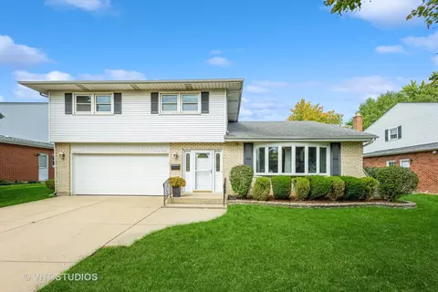 1820 E Robinhood Ln, Arlington Heights, IL 60004