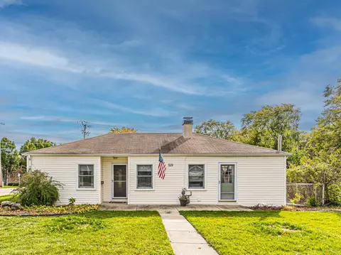 529 E High St, Mundelein, IL 60060