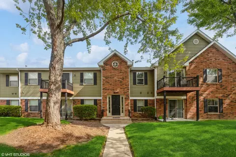 1547 Raymond Dr #202, Naperville, IL 60563