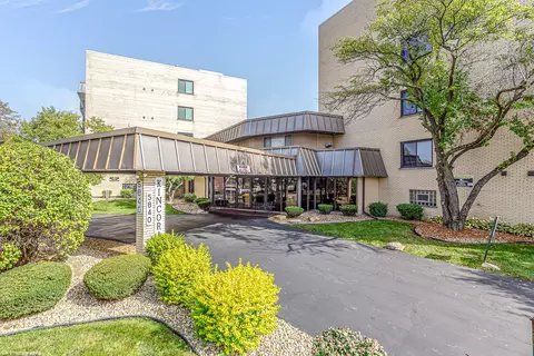 5840 W 104th St #103, Oak Lawn, IL 60453