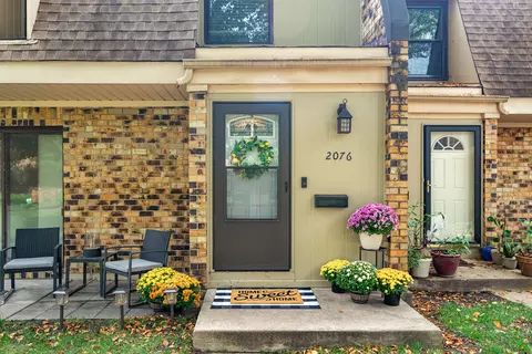 2076 Country Club Dr #20-2E, Woodridge, IL 60517