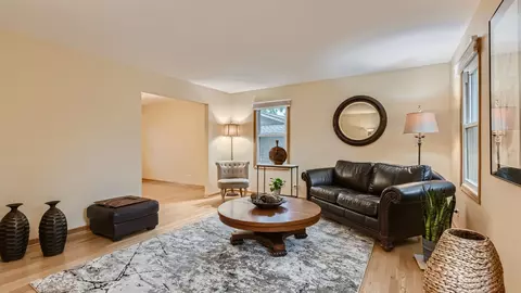 3980 N Parkside Dr, Hoffman Estates, IL 60192 photo 2