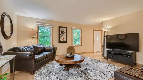 3980 N Parkside Dr, Hoffman Estates, IL 60192 photo 3