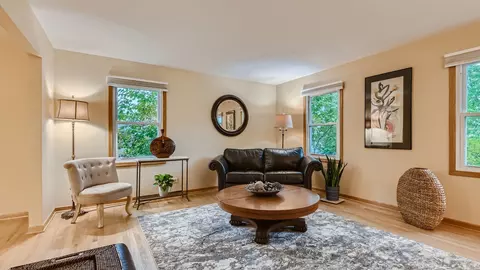 3980 N Parkside Dr, Hoffman Estates, IL 60192 photo 4