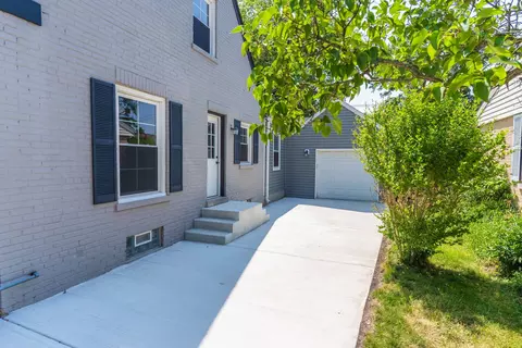 918 Webster Ln, Des Plaines, IL 60016 photo 3