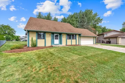 973 Camelot Pl, Crystal Lake, IL 60014