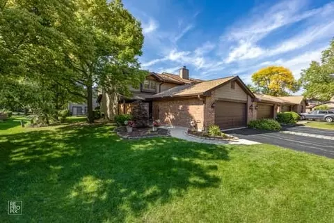 922 White Birch Ln, Westmont, IL 60559