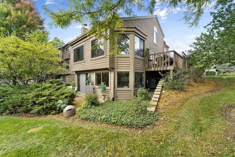 921 Longmeadow Ct, Lake Barrington, IL 60010