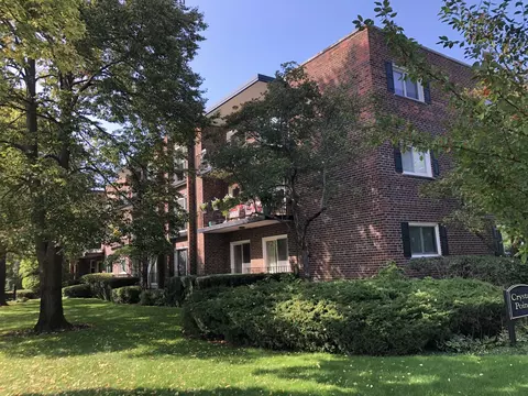 140 E Franklin Pl #101, Lake Forest, IL 60045