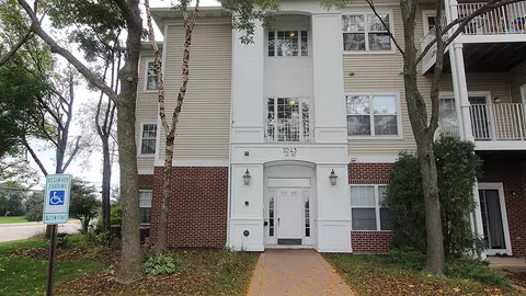 3243 Stratford Ct #2B, Lake Bluff, IL 60044
