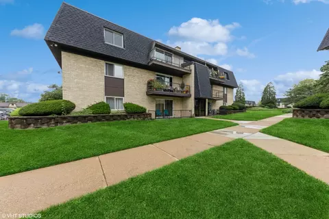11129 S 84th Ave #1B, Palos Hills, IL 60465